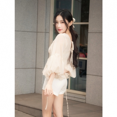 輕語花境泡泡袖蕾絲拼接上衣