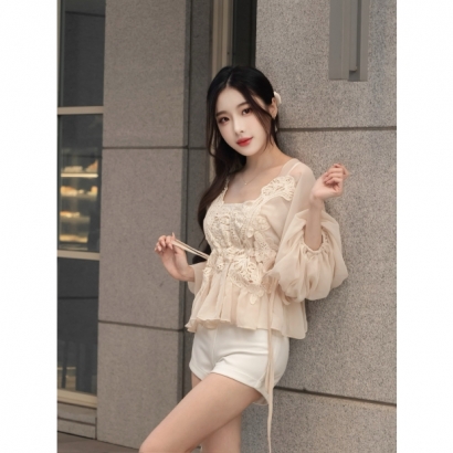 輕語花境泡泡袖蕾絲拼接上衣