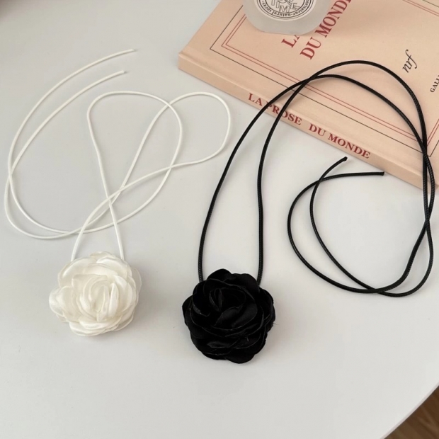 綁帶山茶花頸飾（白色+黑色）